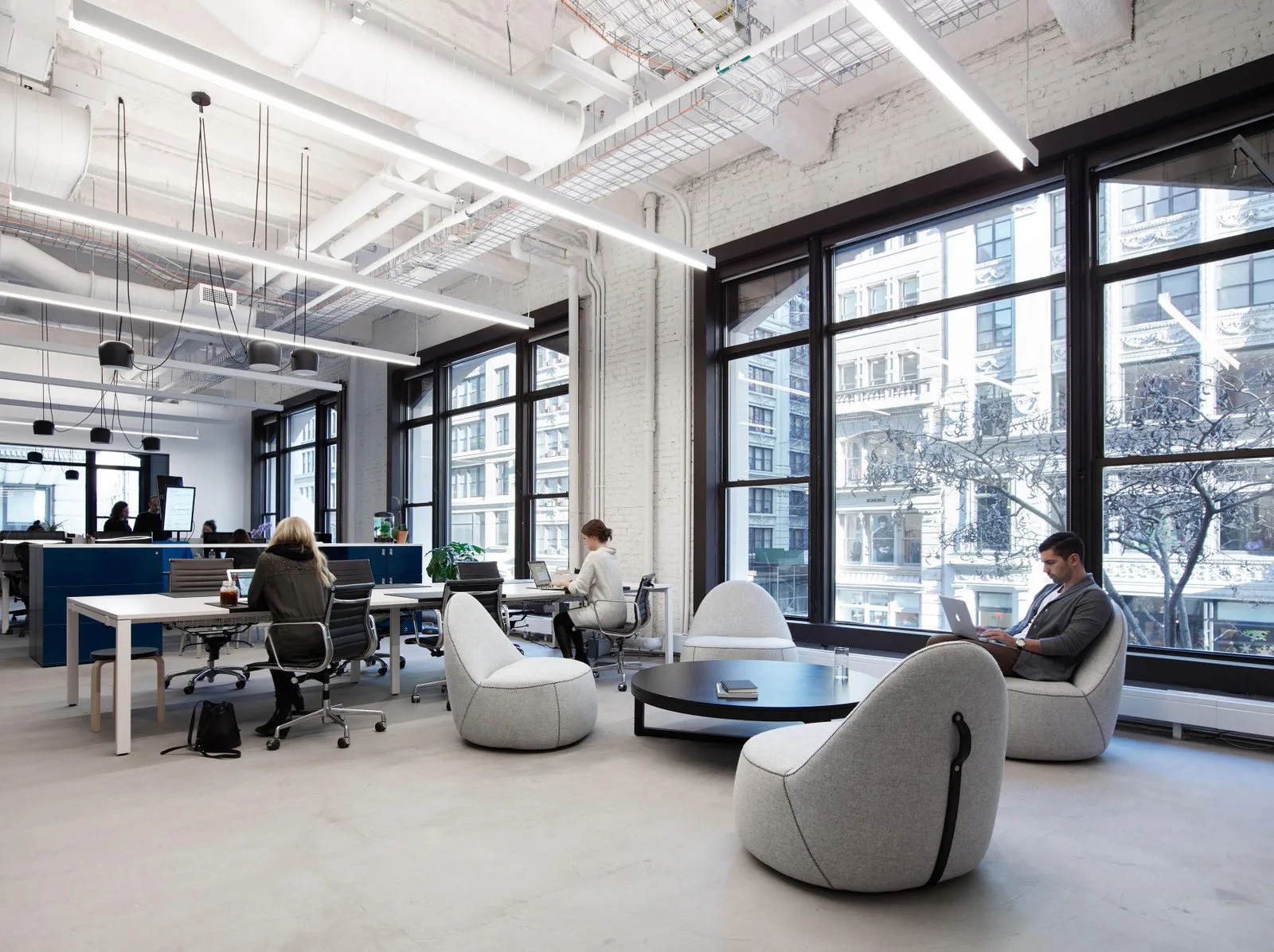 小小绘传媒公司现代化办公环境实景